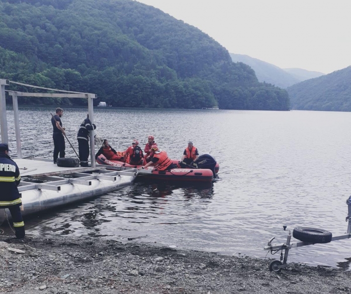 FOTO. O tânără a CĂZUT în Lacul Tarnița de la Piatra lui Lucaci! A fost transportată de URGENȚĂ la spital